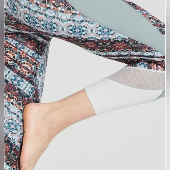 Athleta nomad salutation mesh Capri leggings - Picture 2 of 7